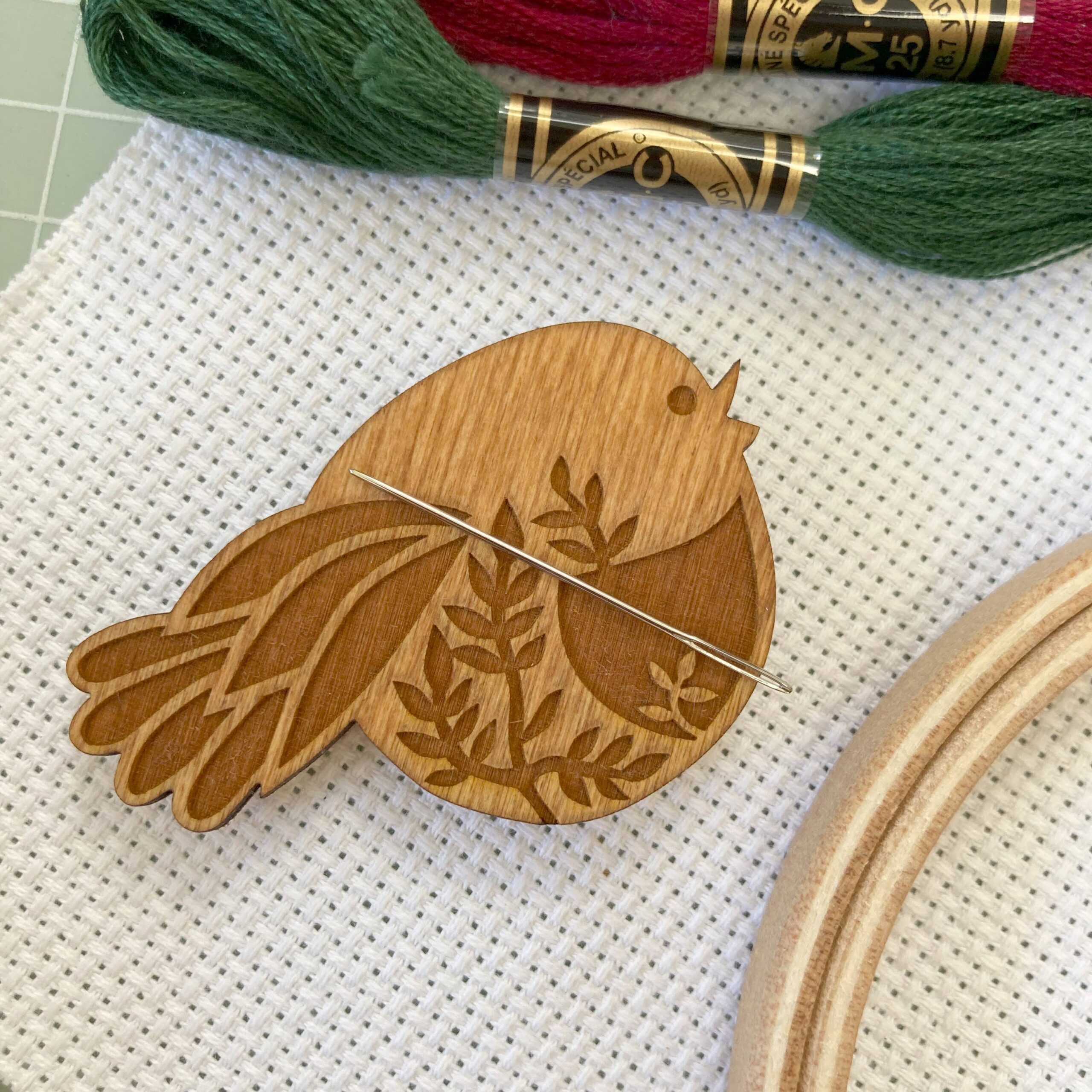 Robin – Magnetic Needle Minder